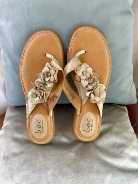 Born women’s thong sandals, metallic gold floral details and a flat heel 7M